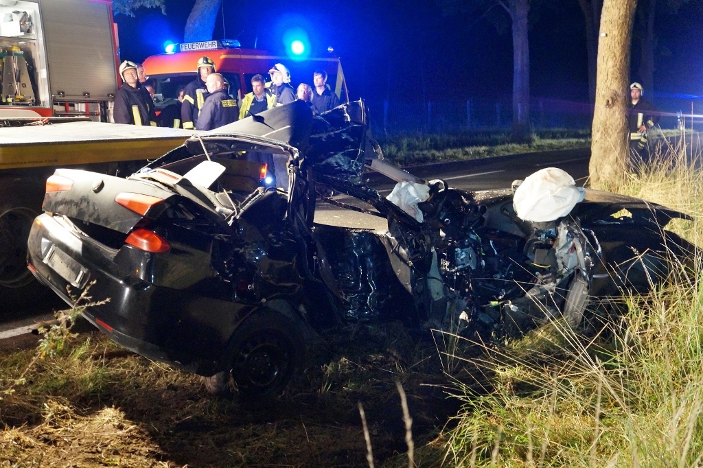 Havelland: Horrorunfall - Alfa Romeo kracht gegen Straßenbaum - zwei Menschen sterben im total zerstörten PKW 